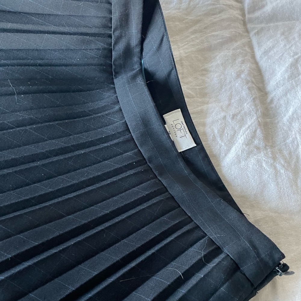 Black Pleated Knee-Length Skirt | LOFT | Size 2 Petite - Picture 8 of 12